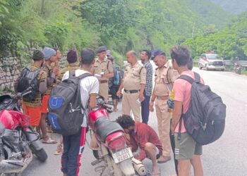 दुपहिया वाहनों में मॉडिफाइड साइलेंसर व अत्यधिक तेज ध्वनि वाले वाहन चालकों के विरुद्ध पुलिस ने की कार्यवाही