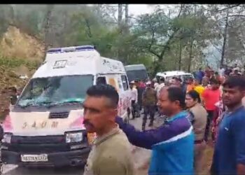 दुखद हादसा–चमोली में दुर्घटना में तीन की मौत,आठ घायल