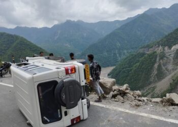 यहां सड़क पर पलट गई बोलेरो, नीचे थी गहरी खाई, बाल-बाल बचे सवार