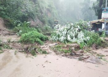 भारी बारिश में मलबे की चपेट में आये 02 युवकों के लिए देवदूत बनी पुलिस