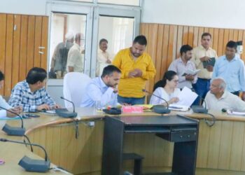 जनता मिलन कार्यक्रम में डीएम ने सुनी समस्याएँ, जनता की समस्याओं का हो शीर्ष प्राथमिकता से निस्तारण-डॉ गहरवार