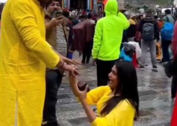अब केदारनाथ धाम में लड़की ने अपने पार्टनर को किया  प्रपोज,सोशल मीडिया पर हो रही ट्रोल