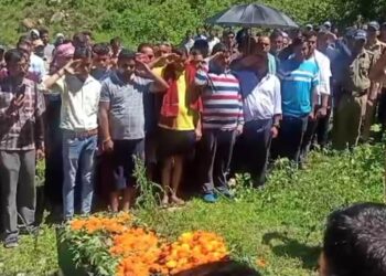 करंट हादसा:राजकीय सम्मान के साथ पैतृक घाट पर उपनिरीक्षक प्रदीप रावत को दी विदाई