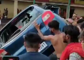 यहाँ उग्र हुए शिवभक्त कांवड़िए, कार और कार सवार पर निकाली भड़ास, ऐसी कैसी भोलेनाथ की भक्ति, हरिद्वार पुलिस ने दी ये चेतावनी