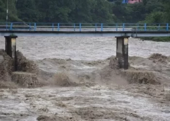 बारिश से हाहाकार, श्मशान-कब्रिस्तान और गौशाला बही; नदी में समाए मकान