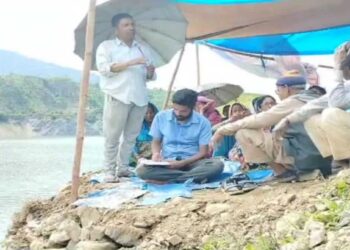 टिहरी झील के किनारे अनिश्चितकालीन धरना शुरू, दी उग्र आंदोलन की चेतावनी