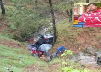 शिक्षकों की कार गिरी खाई में, एक शिक्षक की मौत अन्य, गंभीर