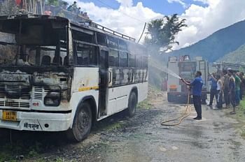 सड़क किनारे खड़ी बस में लगी आग, कड़ी मशक्कत के बाद फायर ब्रिगेड ने पाया काबू