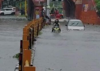 बारिश से शहर हुआ जलमग्न,खतरे के निशान तक पहुंची गंगा,ब्रह्मपुरी में पहाड़ से सड़क पर आया मलबा