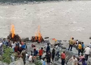 अलकनंदा के तट पर एक साथ जलीं 11 चिताएं,हर ओर मची चीत्कार, नहीं रुक रहे आंसू