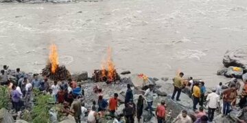 अलकनंदा के तट पर एक साथ जलीं 11 चिताएं,हर ओर मची चीत्कार, नहीं रुक रहे आंसू