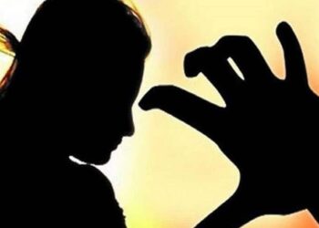 शिवालय में जल चढ़ाने गई किशोरी के साथ पुजारी ने की छेड़छाड़,लोगों ने की धुनाई