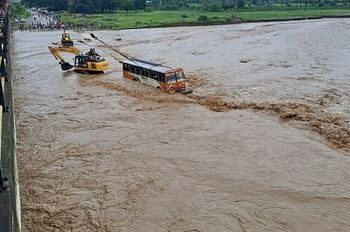 नदी में फंसी यूपी रोडवेज की बस, 70 सवारियों की जान पर आई आफत, जेसीबी पर बैठाकर निकाले गए सुरक्षित
