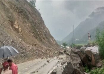 बोल्डर आने से बंदरकोट में बंद हुआ गंगोत्री हाईवे, रास्ते में डेढ़ घंटे फंसे रहे वाहन