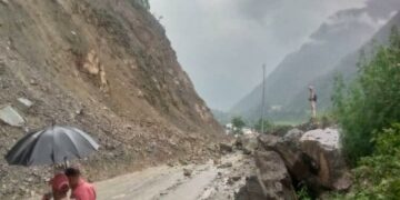 बोल्डर आने से बंदरकोट में बंद हुआ गंगोत्री हाईवे, रास्ते में डेढ़ घंटे फंसे रहे वाहन