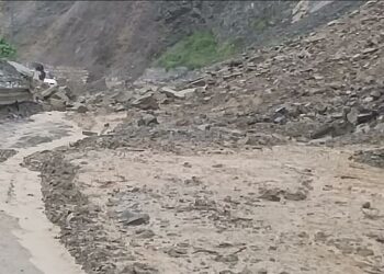 लगातार हो रही बरिश से बंदरकोट में फिर हुआ भूस्खलन, मलबा आने से हाईवे बंद