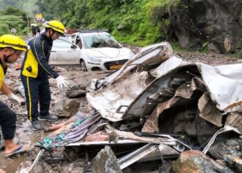 दुःखद हादसा : मलबे में दबे तीन वाहन, 4 की मौत! 6 घायल…