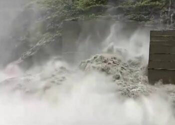 पिथौरागढ़ में काली नदी उफान पर, खतरे के निशान को किया पार