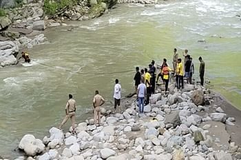 घूमने आए थे यूपी के चार युवक, नहाते समय एक खोह नदी में डूबा, SDRF ने बरामद किया शव