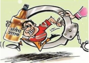 नशे के खिलाफ रुद्रप्रयाग पुलिस सख्त:36 बोतल अवैध शराब के साथ 2 नेपालियों को दबोचा