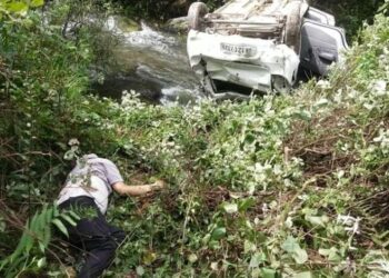 दु:खद : गहरी खाई में गिरी कार! 1 की मौत, 2 घायल! अस्पताल में भर्ती