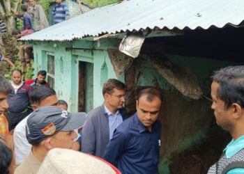 प्रभावित परिवार से मिले डीएम मयूर दीक्षित, बँधाया ढांढ़स, सौंपी तत्काल सहायता राशि