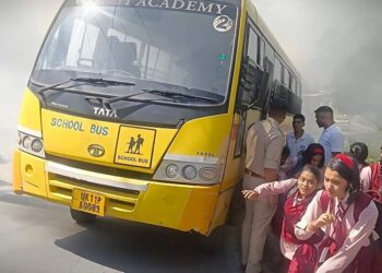 यहाँ बच्चों से भरी स्कूल बस में लगी आग, धुंआ निकलता देख मची अफरा-तफरी