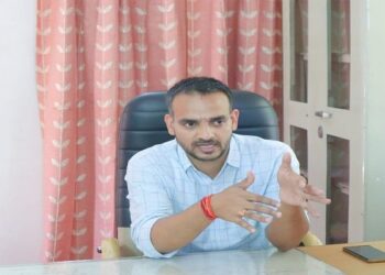 एक डीएम ऐसा भी!!मरीजों की सेवा में लगे डॉ सौरभ गहरवार