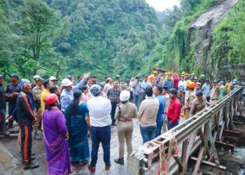 आपदाग्रस्त क्षेत्र को मिले विशेष पैकेज:शैलारानी।आयुक्त गढ़वाल,आपदा सचिव और केदारनाथ विधायक ने गौरीकुण्ड हादसे का लिया स्थलीय निरीक्षण