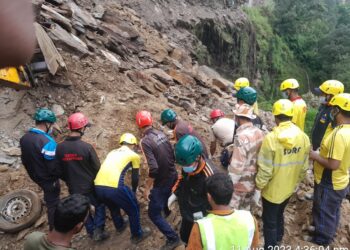 केदारनाथ अवरुद्ध राजमार्ग से दूसरे दिन सामने आई दुःखद खबर,राजमार्ग का मलबा साफ करते वक्त मिली दफन Swift कार