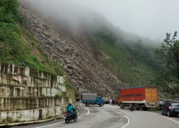 12घंटे बाद छोटे वाहनों के लिये खुल पाया बद्रीनाथ राजमार्ग