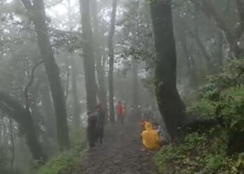 मद्महेश्वर पैदल मार्ग अवरुद्ध,फंसे पर्यटक और तीर्थ यात्री,सरकार से लगा रहें जल्द रेस्क्यू की गुहार