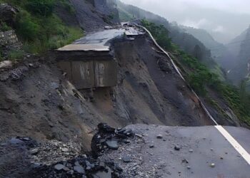 बद्रीनाथ हाईवे कई जगह हुआ बंद, यात्रियों को सुरक्षित स्थानों पर ठहरने की प्रशासन ने की अपील