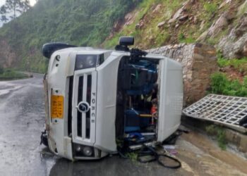 बद्रीनाथ राजमार्ग पर पलटा टेम्पो ट्रैवलर वाहन,पुलिस ने घायल व्यक्तियों का रेस्क्यू कर भिजवाया अस्पताल