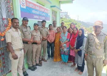 महिला समूह की महिलाओं ने दुर्गाधार चोपता में पुलिस जवानों के साथ मनाया रक्षाबंधन
