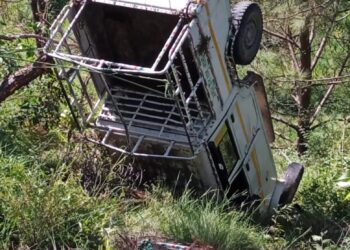 यहाँ यूटीलिटी कैम्पर वाहन हुआ दुर्घटनाग्रस्त, बाल बाल बचे 12 स्कूली बच्चे, चालक गंभीर घायल