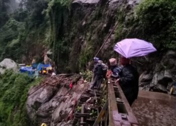 गौरीकुंड में बड़ा हादसाः पहाड़ी से टूटी चट्टान,10 से 12 लोग लापता,रेस्क्यू जारी!!