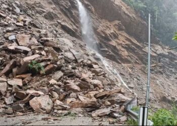 केदारनाथ राष्ट्रीय राजमार्ग फिर हुआ बाधित,तरसाली में टूटी चट्टान