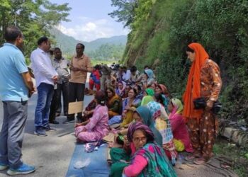 शराब की दुकान के विरोध में धरने पर बैठे रहे लंगासू वासी