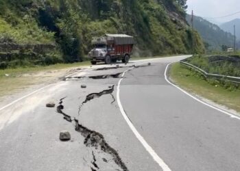 बद्रीनाथ हाईवे पर पुरसाड़ी के पास दिखीं बड़ी-बड़ी दरारें