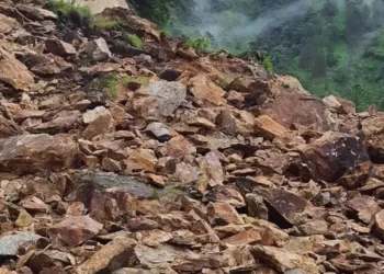 गंगोत्री राष्ट्रीय राजमार्ग धरासू बैंड के पास भारी भूस्खलन से चार घंटे तक रहा बाधित