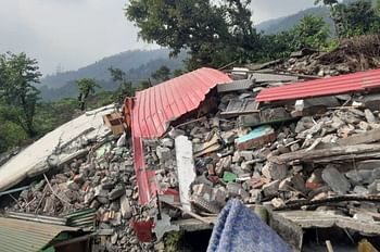 जाखन गांव में भारी भूस्खलन की चपेट में आकर जमींदोज हुए कई मकान, खतरे में सरकारी स्कूल