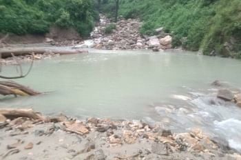 बारिश के बाद बैरागढ़ गांव के गदेरे में बनी झील ने उड़ाई ग्रामीणों की नींद,प्रशासन बेखबर