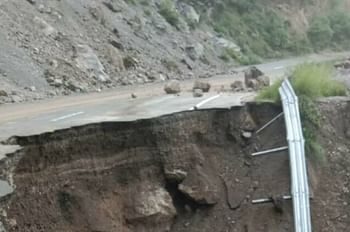 तोताघाटी में भारी भूस्खलन, बदरीनाथ हाईवे पर सड़क का आधा हिस्सा ढहा, मलबा आने से रास्ता बंद