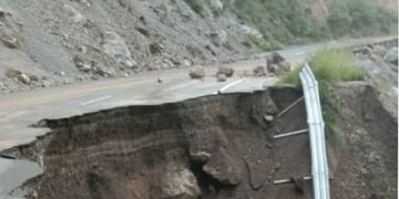 तोताघाटी में भारी भूस्खलन, बदरीनाथ हाईवे पर सड़क का आधा हिस्सा ढहा, मलबा आने से रास्ता बंद