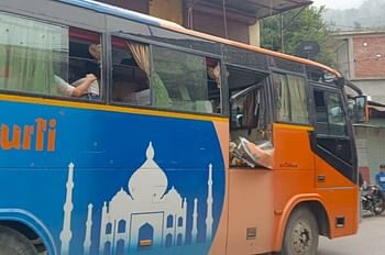 Yamunotri Highway: हादसे का शिकार हुआ यात्रियों का वाहन, खिड़की तोड़ अंदर घुसा बोल्डर