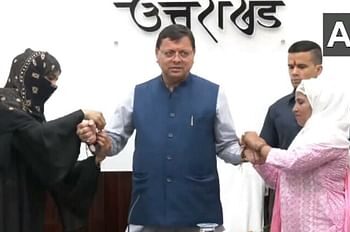 मुख्यमंत्री आवास पहुंचा महिला प्रतिनिधिमंडल, सीएम धामी की कलाई पर बांधी राखी