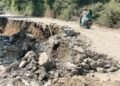 भू-धंसाव के कारण गंगोत्री हाईवे का 50 मीटर हिस्सा क्षतिग्रस्त, पुलिस ने बंद करवाई आवाजाही