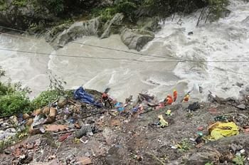 दुकानों पर काल बनकर गिरे बोल्डर, पलक झपकते ही नदी में बहे दो परिवारों के 10 लोग