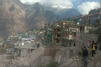 बिल्डिंग गिरी, तीन को बचाया; चार लोगों के फंसे होने की आशंका के बीच बचाव कार्य जारी